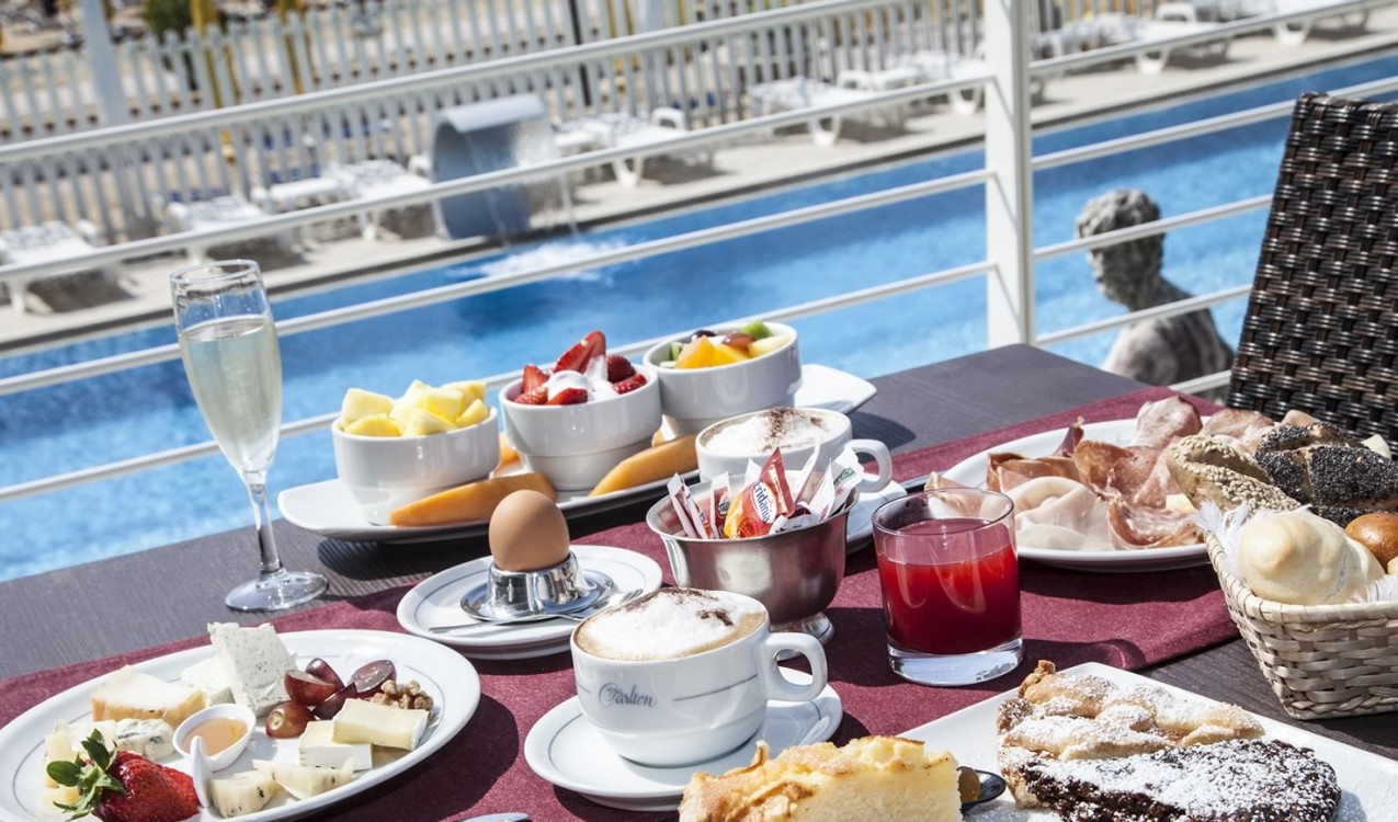 BREAKFAST AND SEA FRONT POOL
